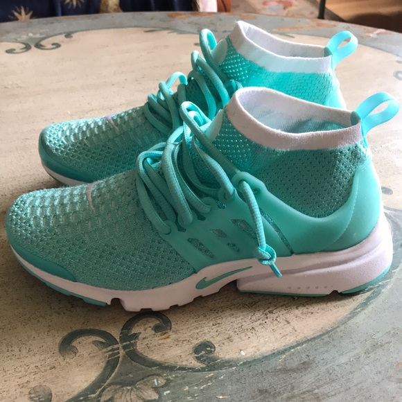 Nike Shoes - Women’s Nike presto flyknit